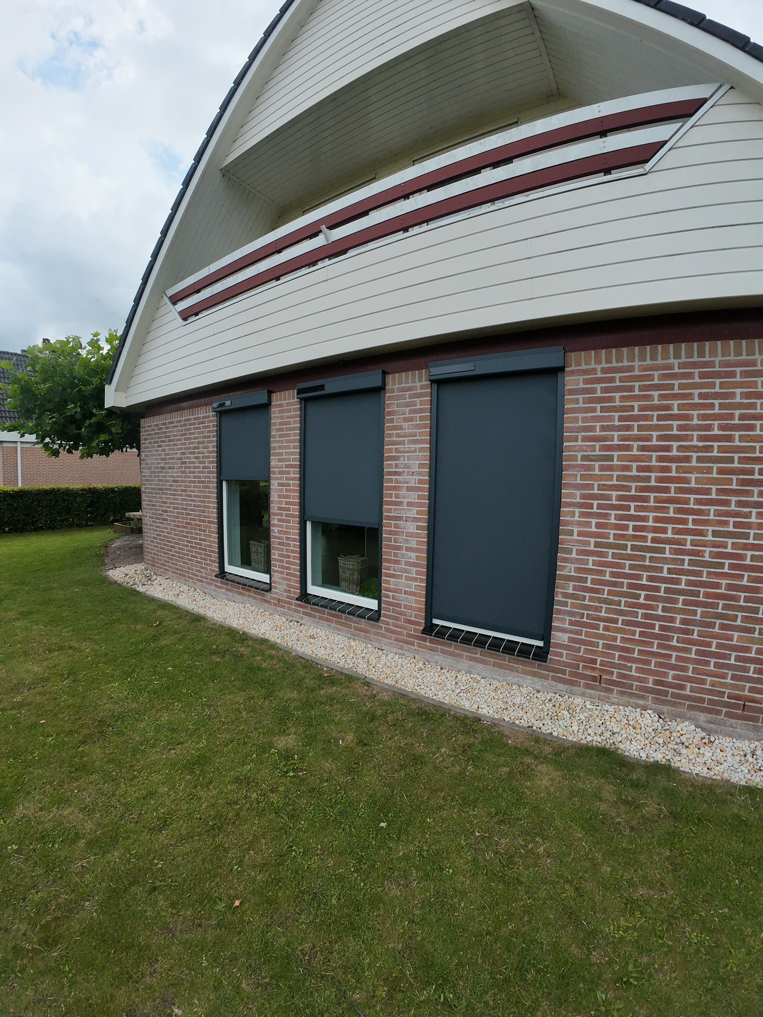 Zipscreen toegepast bij kozijn of gevel